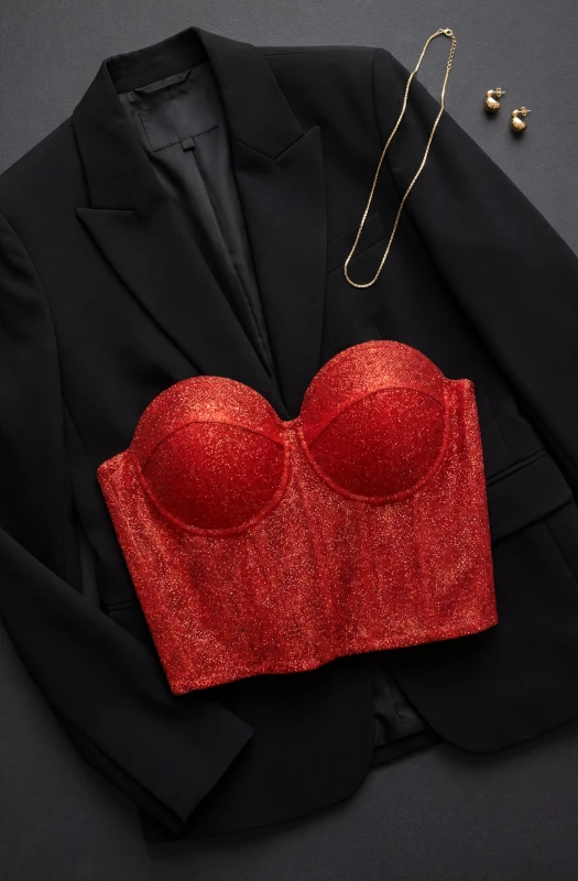 Czerwony gorset brokatowy model Mary w wersji midi sięgający do talii, z usztywnianymi miseczkami i fiszbinami, leżący na drewnianym tle - Szarecka.pl